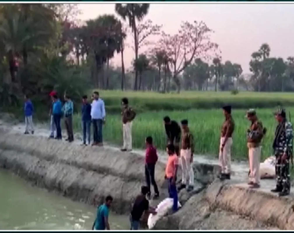 
Bihar: Police recovers liquor hidden inside pond in Vaishali
