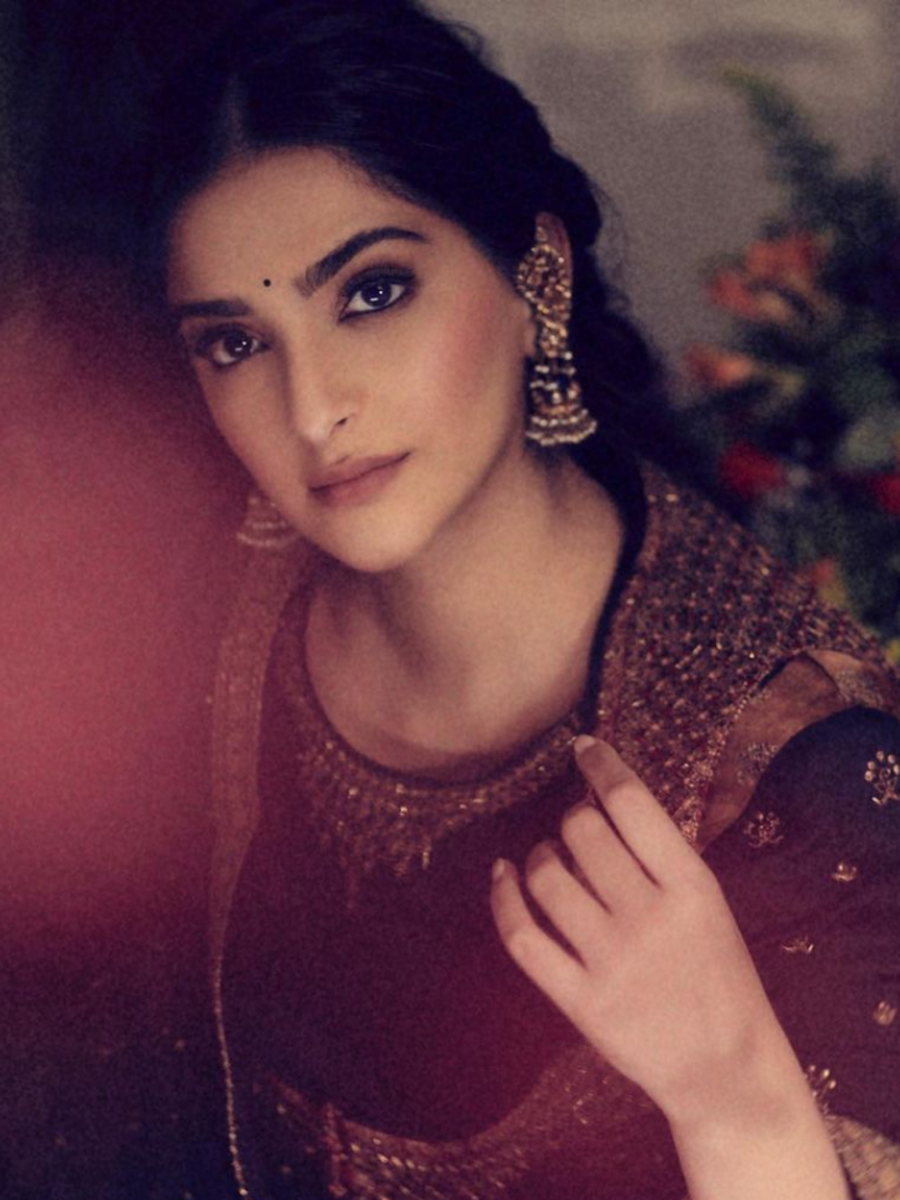 Sonam Kapoor exudes old-school charm in desi black co-ords | Times Now