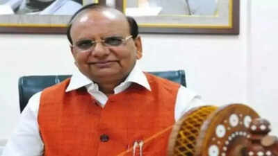 Delhi LG allows teachers' trip, government slams riders