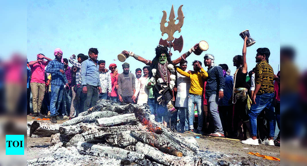 Holi: Shiva Devotees Celebrates Unique ‘mashane Wali Holi’ With Pyre ...