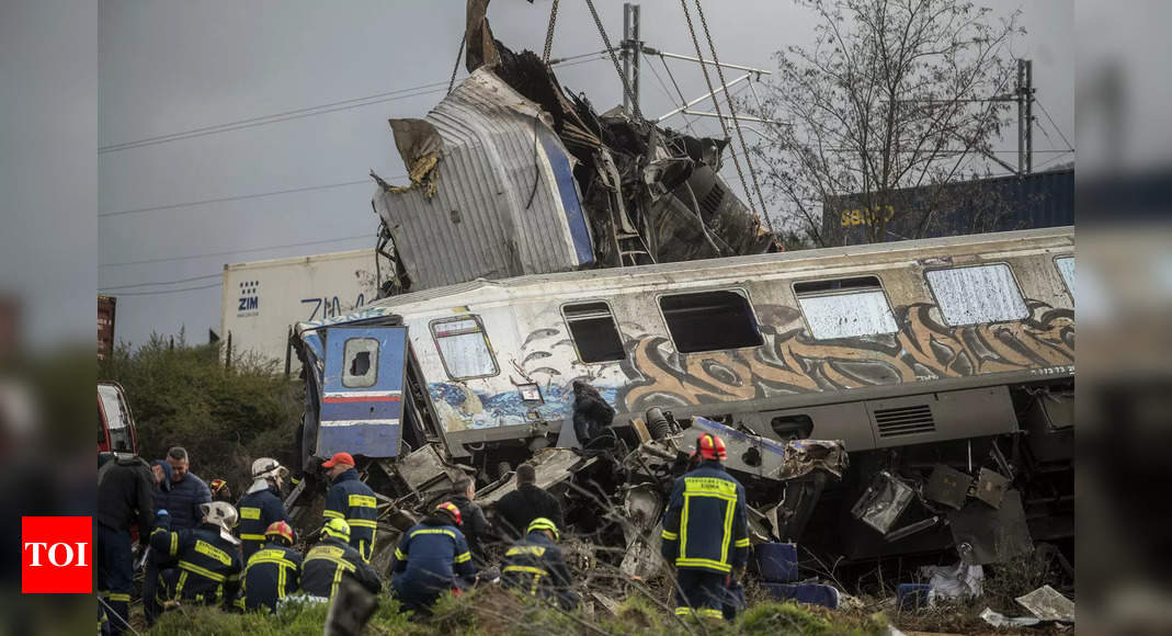 Les Grecs se rassemblent pour pleurer la mort d’un accident ferroviaire