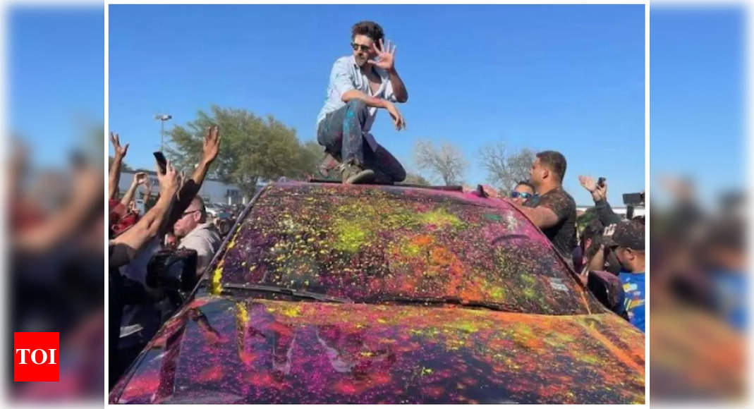 Kartik Aaryan celebrates Holi with a hysterical crowd in Dallas, USA – Times of India