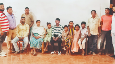 Good Samaritans from Karnataka reunite Jharkhand tribal with his family