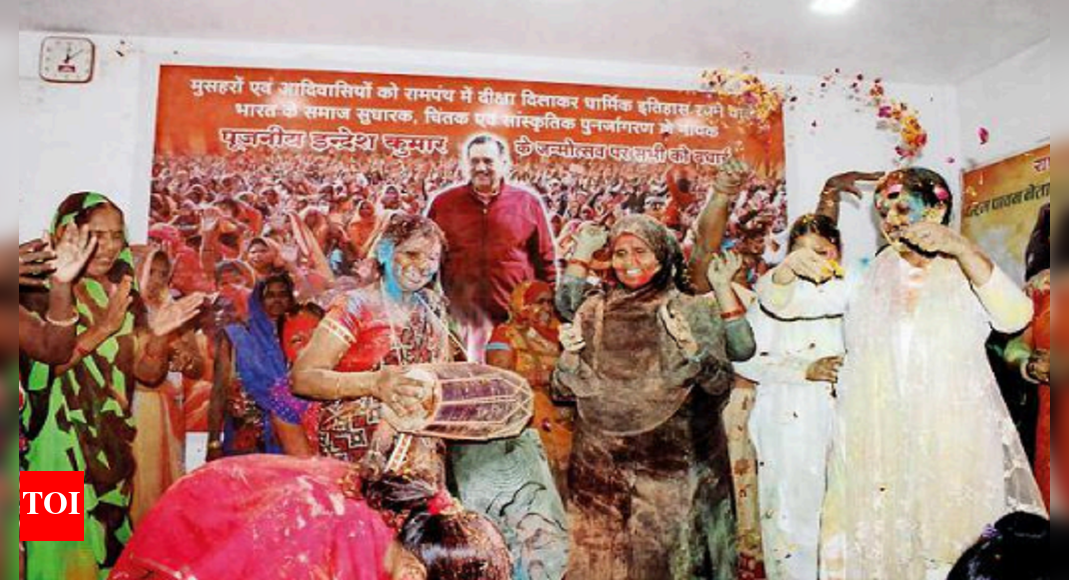 Muslim Women Smear Gulal On Each Other, Celebrate Holi With Rose Petals