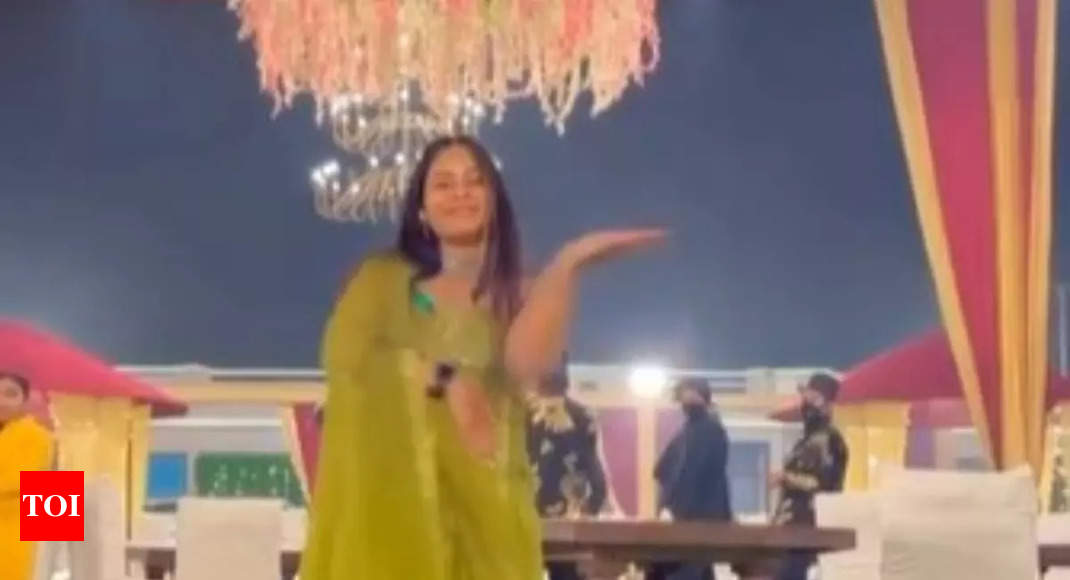 Viral video: Girl grooves to ‘Pahadi’ song at wedding; netizens stunned by her dance moves!