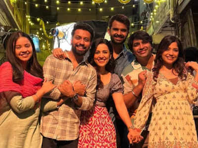 Esha Kansara shares a BTS photo with the team from the sets of ‘3 Ekka ...