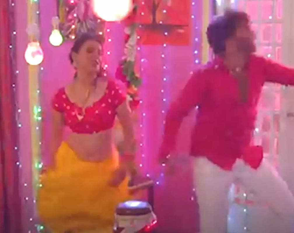 
Bhojpuri actors Pradeep Pandey and Kajal Yadav's song 'Choli Chalisa' goes viral again

