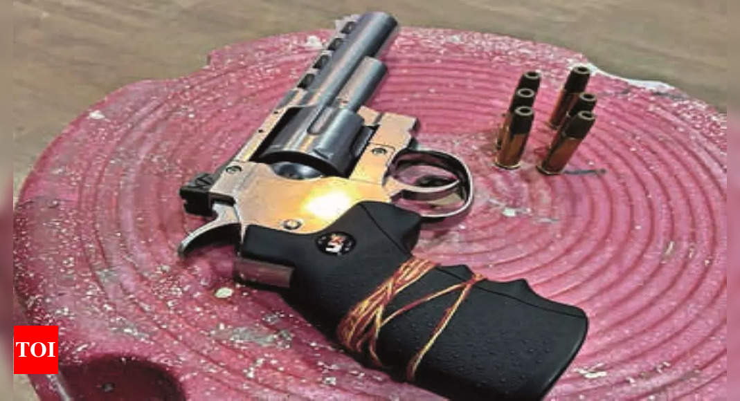 कोलकाता में फर्जी कॉल सेंटर सरगना के पास मिली बंदूक |  कोलकाता समाचार – टाइम्स ऑफ इंडिया