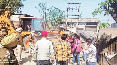 MC removes 800 illegal slums from green belt
