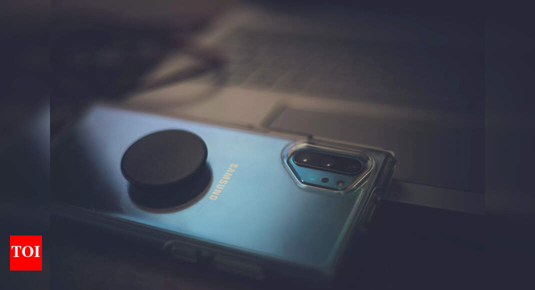 Relax Your Hands While Texting With These Pop Socket Phone Holders ...