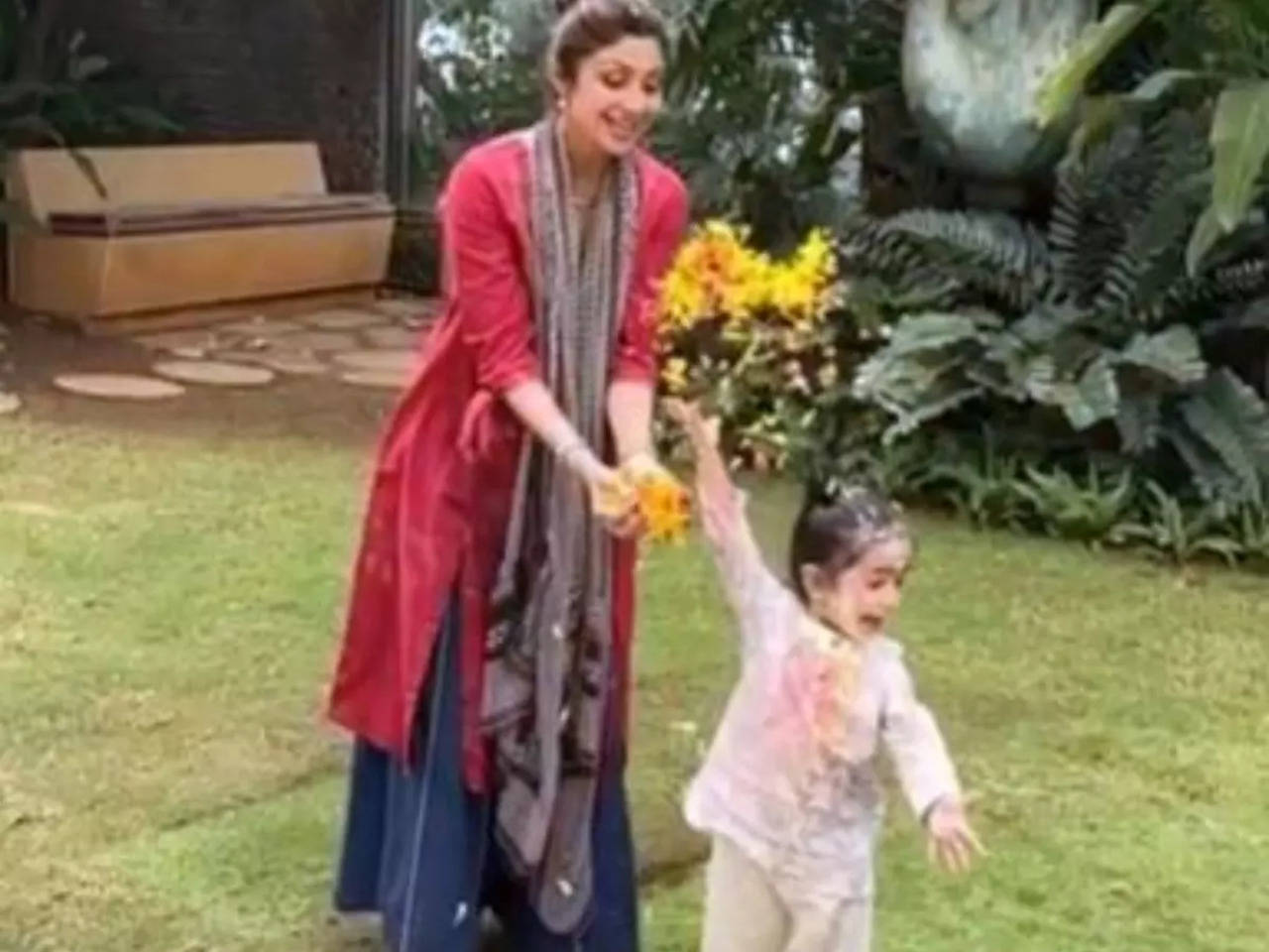 Shilpa Shetty celebrates flower Holi with her children Samisha and Viaan  Raj Kundra - WATCH video | Hindi Movie News - Times of India