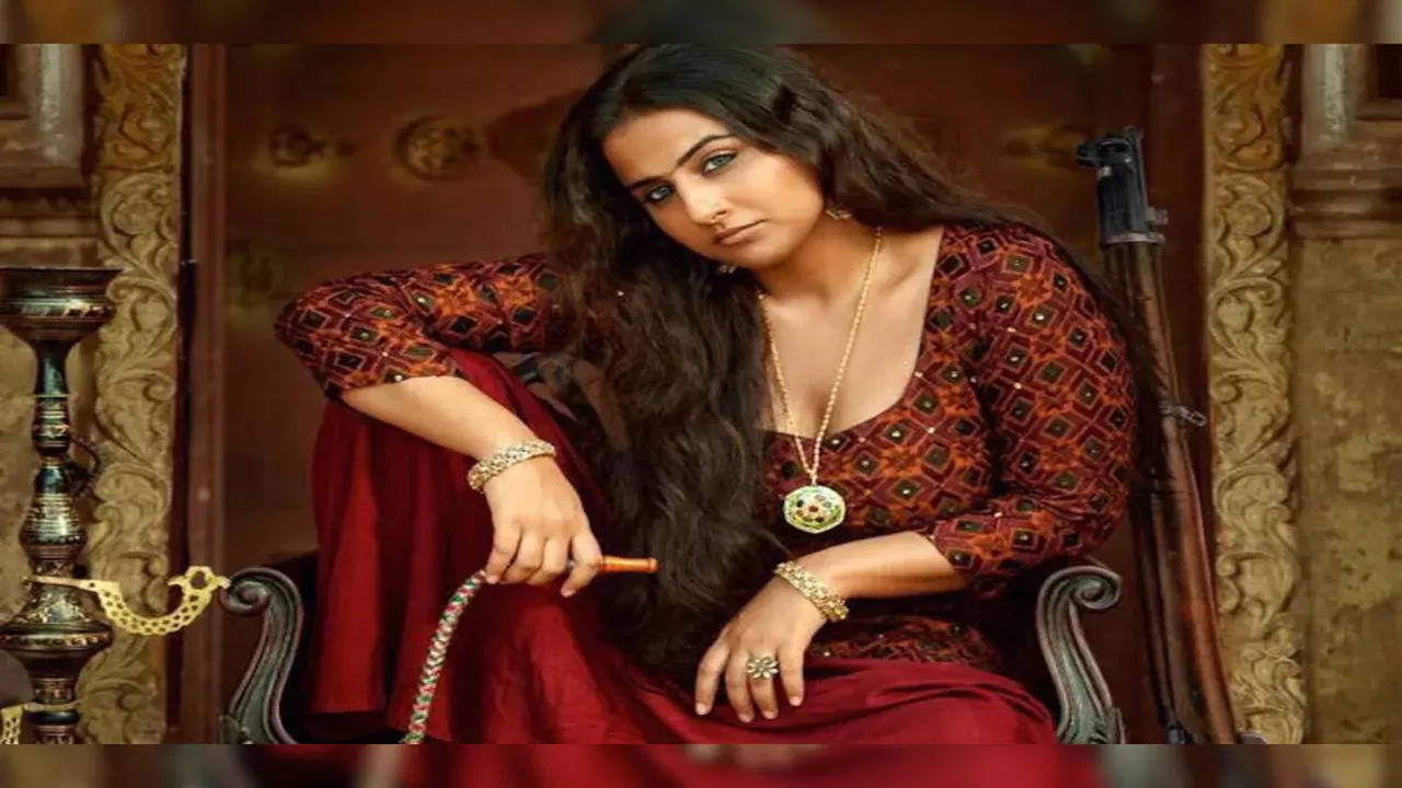 Vidya Balan turns up the heat with a bold photoshoot; Netizens heap both  praise and scorn | Hindi Movie News - Times of India