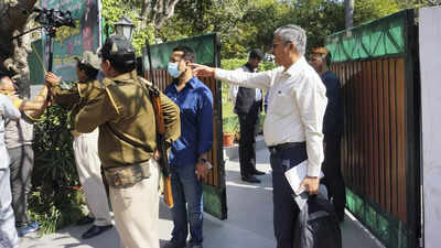 CBI quizzes Lalu Prasad in land-for-jobs probe for three hours
