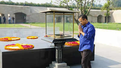 Delhi CM Arvind Kejriwal pays homage to Mahatma Gandhi at Rajghat before staring prayers for country