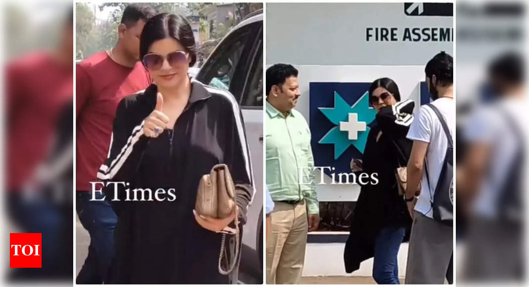 Sushmita Sen gives paparazzi a thumbs up after heading to hospital with Rohman Shawl for post-surgery check-up – Times of India