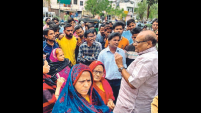 Goons thrash man to death, family protests at Bajaj Nagar thana