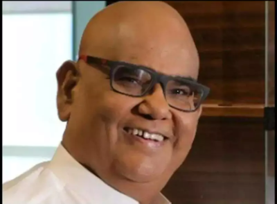 Satish Kaushik passes away: The late-actor director was seen grooving to  the songs of Sonu Nigam who performed live at a family wedding: Watch video  | Hindi Movie News - Times of