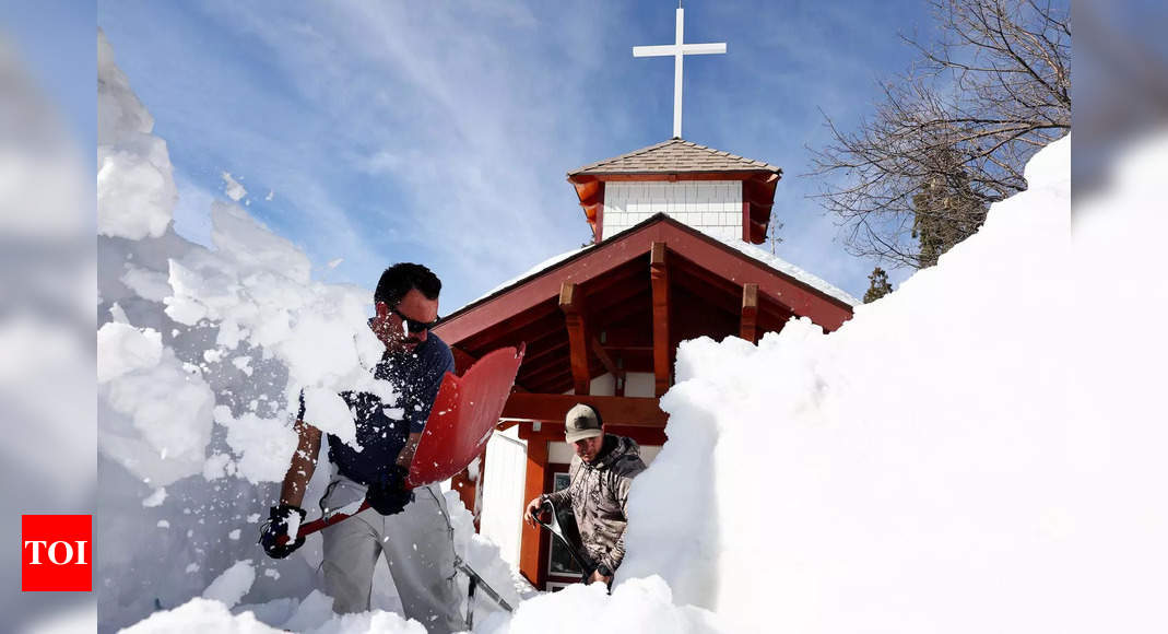 Volunteers in mountain towns dig out snow-stuck Californians – Times of India
