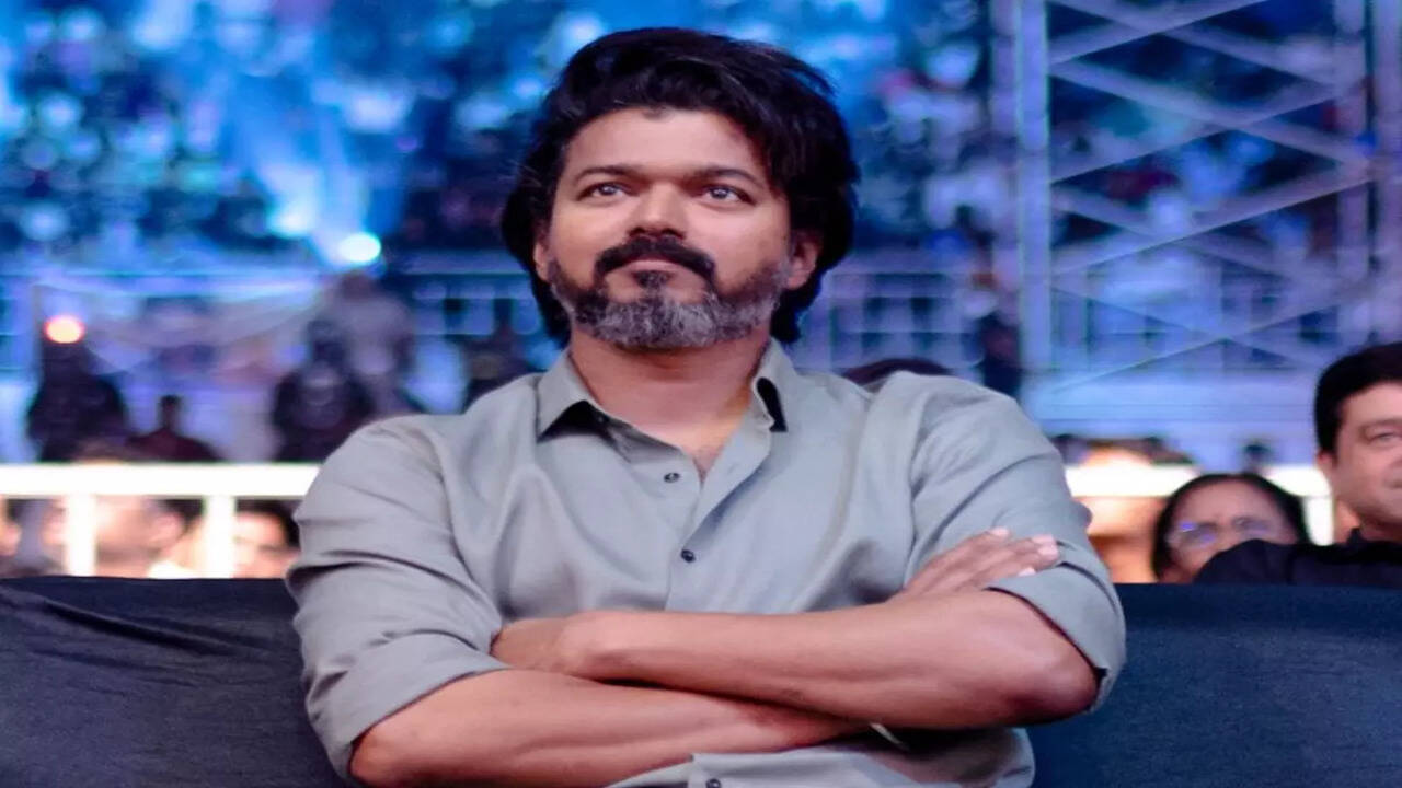 Vijay's mother clears rumours of Vijay ignoring parents in Vairsu audio  launch | Tamil Movie News - Times of India