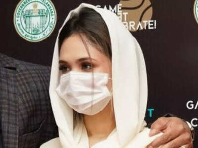 Irrfan Pathan’s wife, Safa makes news for wearing burqa, people say, “Urfi Javed should learn from Safa”