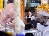 Satish Kaushik's final journey! Anupam Kher cries inconsolably Satish Kaushik's final journey! Anupam Kher cries inconsolably