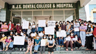 Man enters college hostel, puts knife to girl's throat