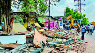 Civic body evicts enroachers from New Avadi Road | Chennai News - Times