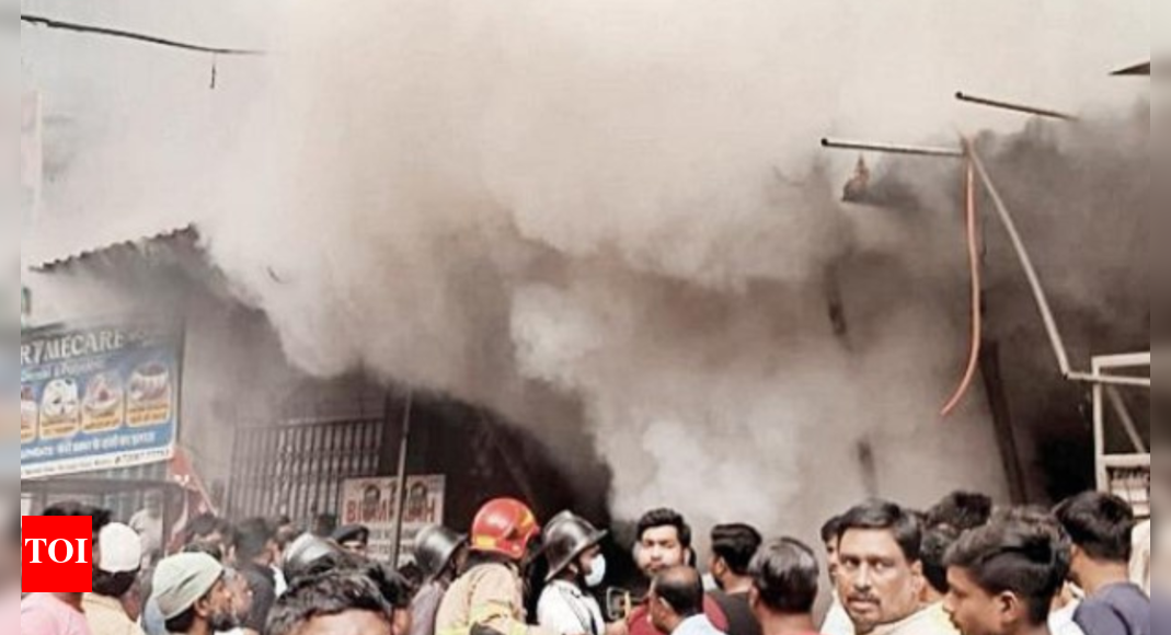 पनवेल-मुंब्रा हाईवे पर अंडरग्राउंड डीजल लाइन में लगी आग, एक की मौत |  ठाणे समाचार – टाइम्स ऑफ इंडिया