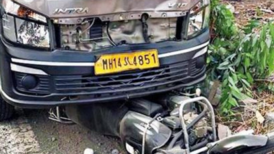 Truck hits vehicle, 32 people carrying 'Shivjyoti' injured in Pune