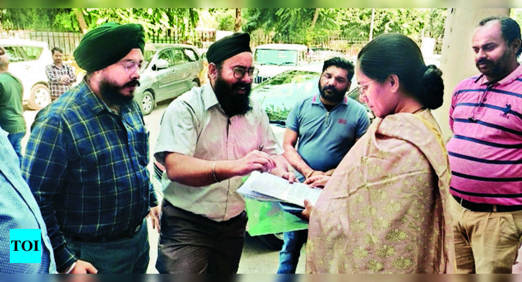 रजिस्ट्री में देरी को लेकर डुओ ने एमसी के बाहर विरोध किया |  लुधियाना समाचार – टाइम्स ऑफ इंडिया
