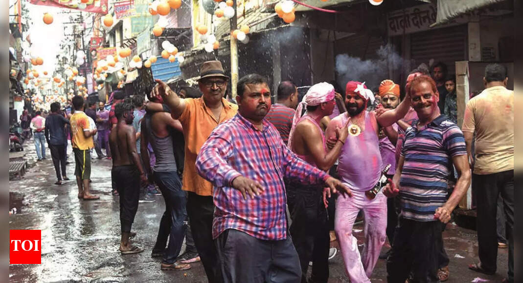 मुख्य त्योहार के तीसरे दिन ठठेरी, नैनी बाजार के स्थानीय लोग होली खेलते हैं |  इलाहाबाद समाचार – टाइम्स ऑफ इंडिया