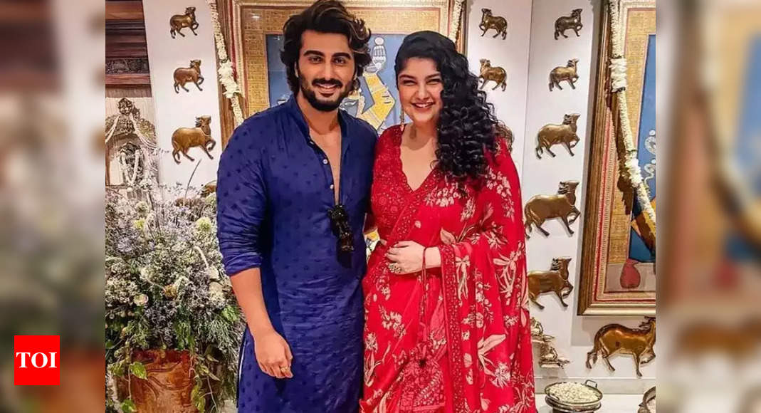 Arjun Kapoor pens a beautiful note for sister Anshula Kapoor as she walks the ramp – Times of India