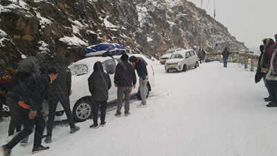 Around 900 tourists stranded in Sikkim due to heavy snowfall