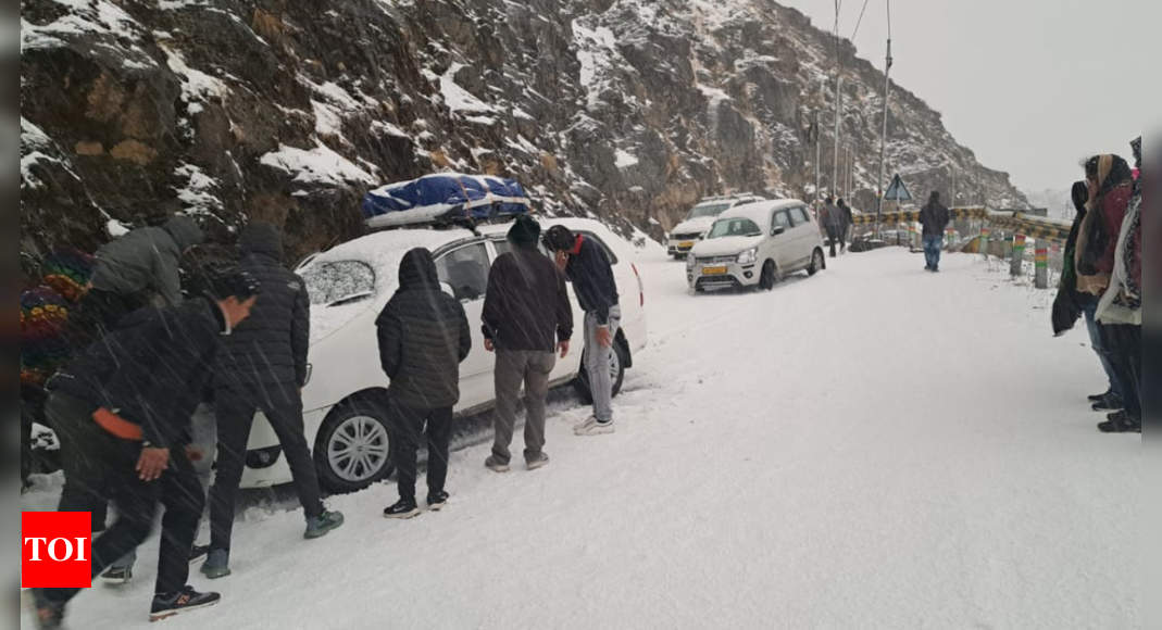 Around 900 Tourists Stranded In Sikkim Due To Heavy Snowfall 