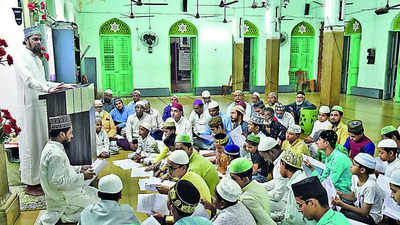 Kolkata Imam to give 10-day crash course to teach kids how to offer namaz and observe roza