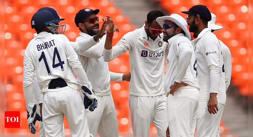 Live Score Updates of IND vs AUS 4th Test: India enter Day 5 desperate for a win  – The Times of India : 6.1 : Australia : 3/0