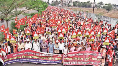 Thousands on 'long march' to Mumbai to raise farmers' woes
