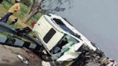 Four of Rajasthan family, one from Delhi dead in Lucknow-Agra expressway accident