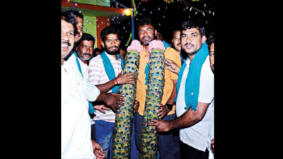 Notice to leader for wearing garland of peacock feathers in Mandya district