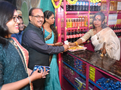 Progressive India’s first railway station tea stall managed by transgender; Anand Mahindra praises railways