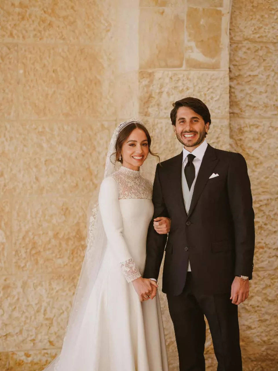 Princess Inam weds Jameel Alexander Thermiotis: Stylish wedding photos of  Princess of Jordan | Times of India