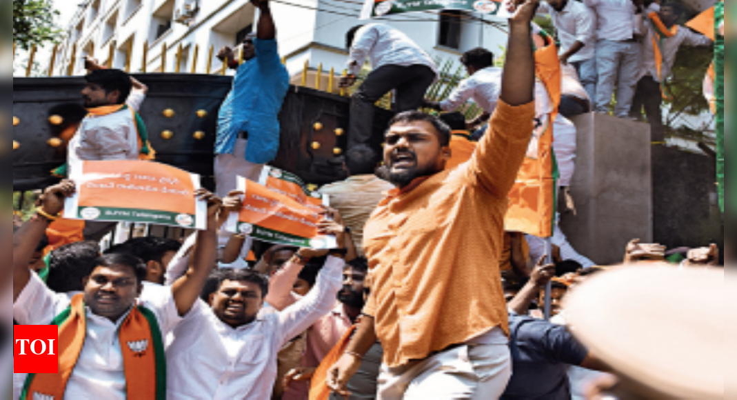 टीएसपीएससी उम्मीदवारों को परीक्षा से विभाजित, पूछताछ पर एकजुट |  हैदराबाद समाचार – टाइम्स ऑफ इंडिया