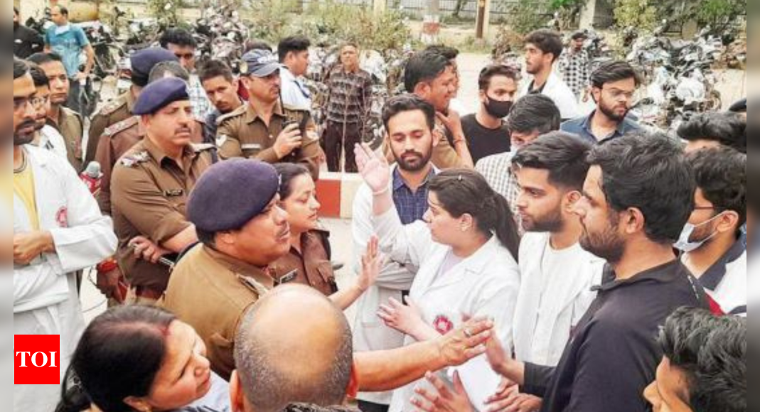 Dehradun: Protesting Medical Students Say 'mistreated', DGP Orders ...