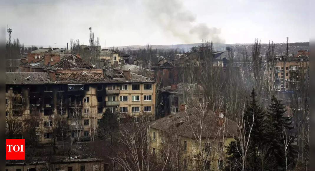 Ukraine: Bakhmut 'difficult', no signs Ukraine is withdrawing - Times ...