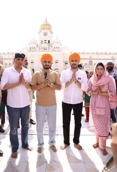 Neeru Bajwa visits The Golden Temple with Kulwinder Billa & Jass Bajwa