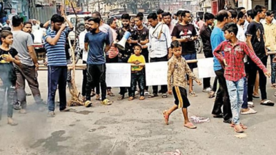 Kadamkuan residents block road to protest water scarcity in Patna