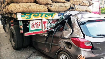 3 killed on Mumbai-Pune Expressway after their car crashes into a stationary truck
