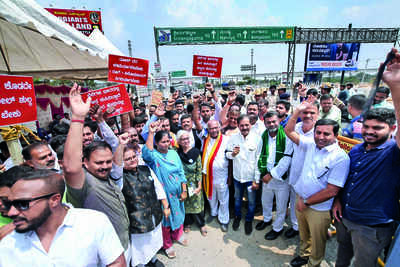 Vishwanath protests against expressway toll collection