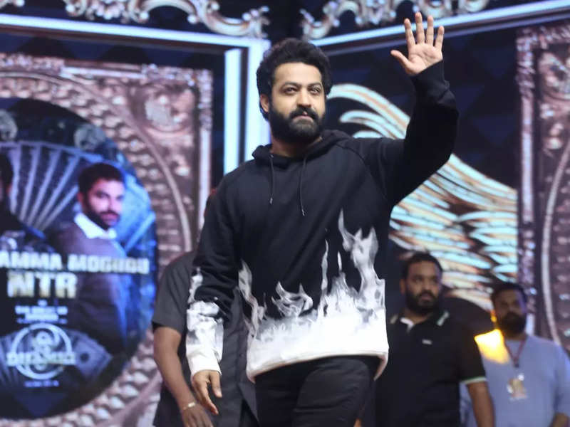 Man of masses Jr NTR's heartfelt gesture towards his fan leaves everyone touched