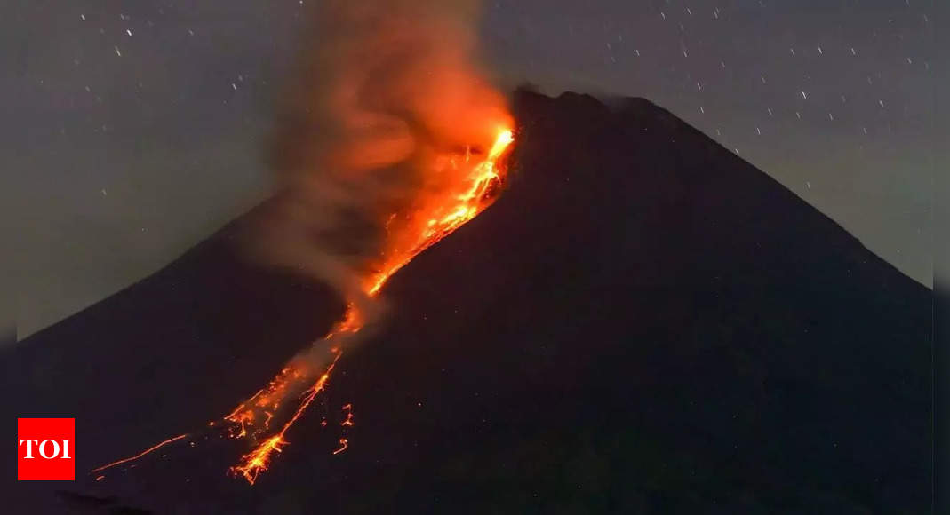 Merapi: Gunung Merapi di Indonesia meletus, memuntahkan lahar panas